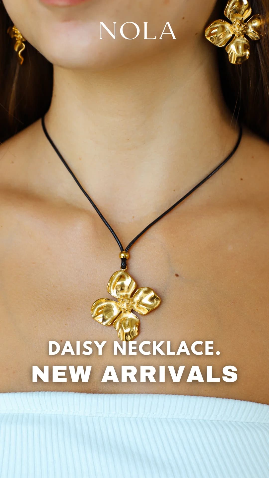 NOLA Daisy Necklace — Model Close-up